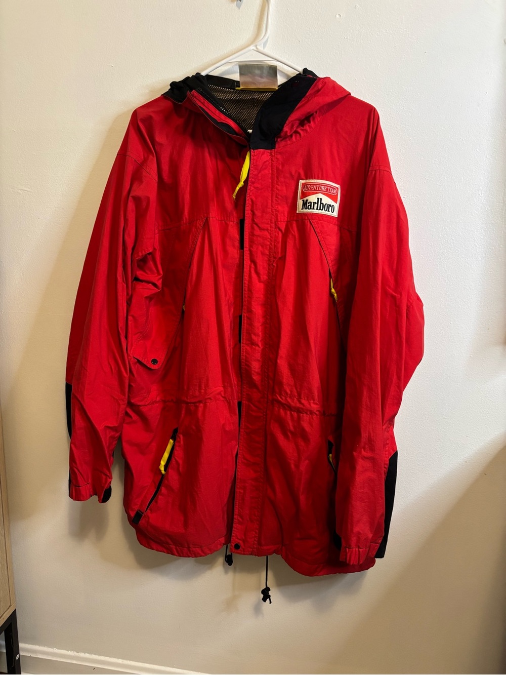 VTG 90’s red Marlboro Adventure Team windbreaker/parka men’s sz L hood